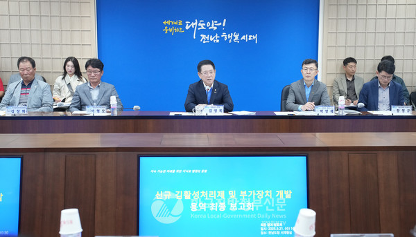 김영록 전남지사는 “어업인 숙원을 해결하기 위해  ‘무기산 대체 김 활성처리제’ 개발에 성공했다"며 올해 김 양식시기에 공급하고 지속가능한 김 산업 발전을 위해 K-GIM 국가전략산업 클러스터 구축에 최선을 다하겠다”고 밝혔다(사진=조용원 기자/전남도청)