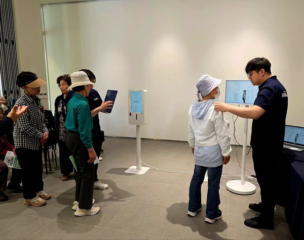서울 서초구(구청장 전성수)가 추진하고 있는 ‘시니어 AI 돌봄 플랫폼’은 단순한 스마트 기기 보급을 넘어, 인공지능과 IoT 기술이 어르신들의 안전·건강·자율성을 종합 지원하는 복지 인프라로 진화하고 있음을 보여준다. (사진=김미숙 기자/서초구청)