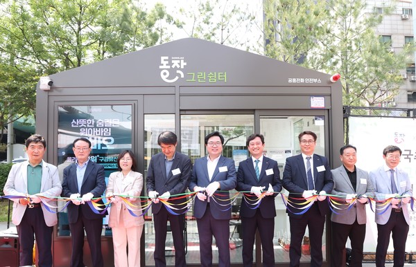 사당역 8번 출구 교통섬에 조성된 ‘동작그린쉼터’는 전국 최초의 남겨진 붉은 부스를 활용한 스마트 안전·편의 복합 플랫폼으로, 도심 속 작은 쉼터가 거대한 사회적 가치를 창출할 수 있음을 보여준다. (사진=김미숙 기자/동작구청)