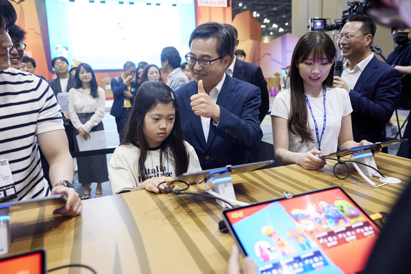 김동연 경기도지사는 22일 ‘2025 플레이엑스포’ 개막식에서 어린 시절부터 쌓아온 만화·소설·스포츠·영화에 대한 애정을 언급하며, 이들 콘텐츠가 공통적으로 지닌 ‘상상력’과 ‘스토리텔링’에 ‘체험’을 더한 게임의 가치를 강조했다. (사진=김미숙 기자/경기도청)