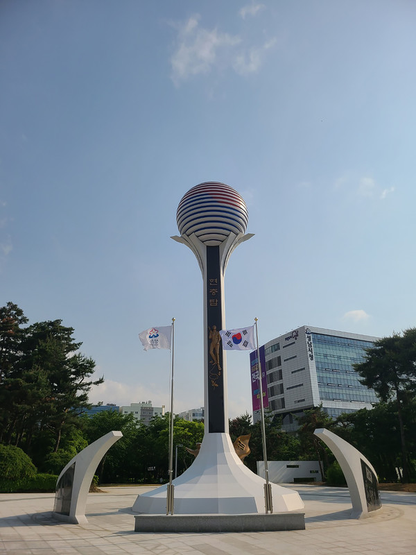 경기 성남시(시장 신상진)의 새로운 현충탑은 과거의 기억을 단순히 보존하는 것을 넘어, 미래 세대에게 국가와 공동체의 의미를 전파하는 ‘살아있는 교육 공간’으로 거듭난다. (사진=김미숙 기자/성남시청)