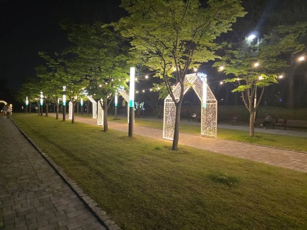 수원특례시(시장 이재준)에서 열리는 '만석거 새빛축제'가 전통과 현대가 어우러진 빛의 향연을 통해, 역사의 물결을 밤하늘로 수놓으며 수원의 밤 문화를 한 단계 끌어올리는 전환점이 될 전망이다. (사진=김미숙 기자/수원시청)