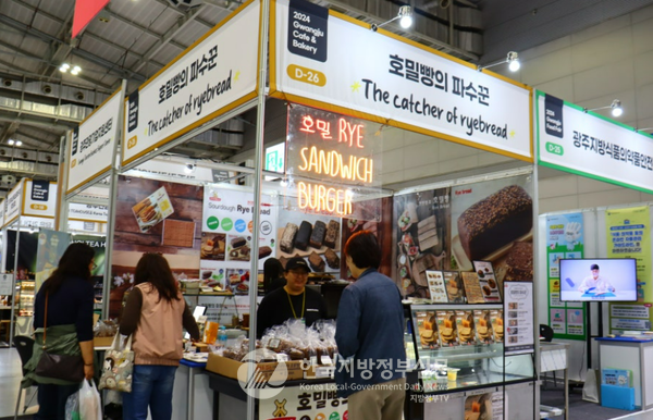 올해 20회를 맞은 '2025 광주식품대전'은 호남권 최대 식품박람회라는 타이틀을 넘어 기업 간 거래(B2B)와 소비자 대상 거래(B2C)를 아우르는 산업전시회로 지속가능한 식품 생태계 조성을 목표로 한 단계 진화하고 있다는 평가다. '2024 광주식품대전' 모습.(사진=조용원 기자/광주시청)