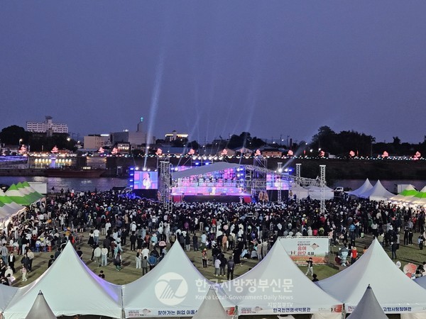 이번 영산포 홍어·한우 축제는 단순한 먹거리 행사를 넘어 지역 브랜드 가치, 자연환경, 공동체의 힘이 어우러진 축제 모델로 자리매김했다. 축제 폐막식 장면(사진=조용원 기자/나주시청)