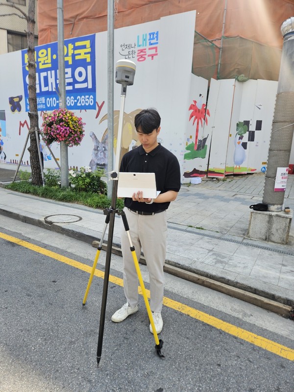 서울 중구(구청장 김길성)의 혁신적인 ‘위성 활용 지반침하 모니터링 시스템’이 기술과 데이터에 기반한 예방 중심의 도시 안전 전략으로, 각종 인프라의 노후화와 급격한 도시 개발이 맞물린 현대 대도시의 새로운 표준이 될 전망이다. (사진=김미숙 기자/중구청)