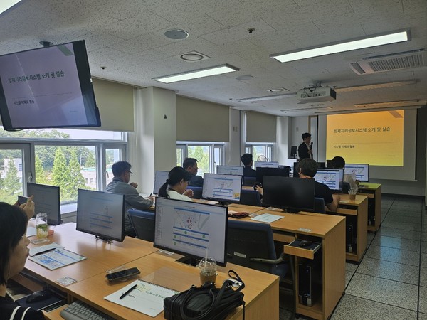 경남도(도지사 박완수)가 인재개발원에서 전국 최초로 광역지방정부 주관으로 열린 방제지리정보시스템 실무교육에서 시군 방역담당자들이 지도 위에 모기 유충 발생지·민원 위치를 실습하며 디지털 방역 전환의 첫걸음을 내디뎠다. (사진=김지수 기자/경남도청)