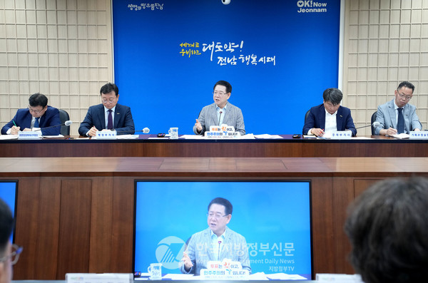 김영록 전남도지사(가운데)는 "재생에너지가 곧 미래"라며 "태양광과 풍력은 점차 가장 저렴하고 안정적인 에너지원으로 자리잡고 있으므로 확대가 불가피하다"고 밝혔다.(사진=조용원 기자/전남도청)