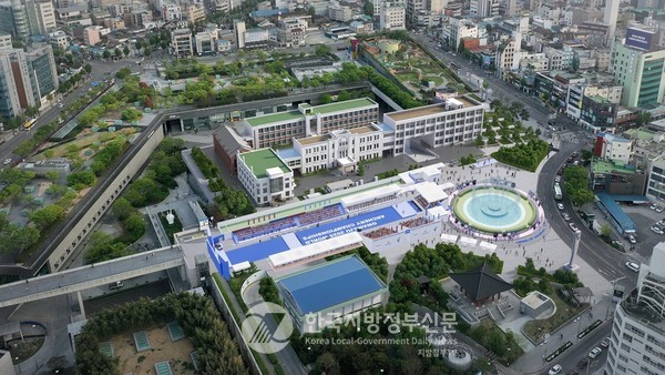 ‘광주 2025 현대세계양궁선수권대회’가 100일 앞으로 다가온 가운데, 결승 경기는 5·18민주광장(사진)에서 열린다. 민주주의의 상징적 장소에서 세계가 주목하는 결승전을 치름으로써, 양궁이 단순한 스포츠를 넘어 '기억'과 '화합'의 메시지를 던지는 무대로 변모한다.(사진=조용원 기자/광주시청)