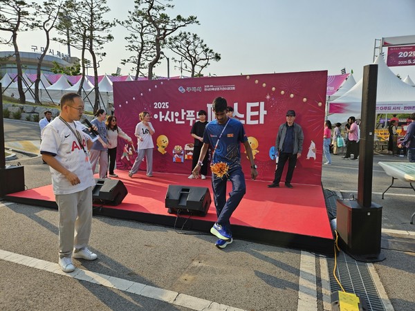 ‘2025 아시안 푸드 페스타’가 개막 첫날 4,930만 원 매출을 기록하며, 로컬 · 글로벌 푸드밸리로서 경북 구미시(시장 김장호)의 잠재력을 증명했다. (사진=김지수 기자/구미시청)