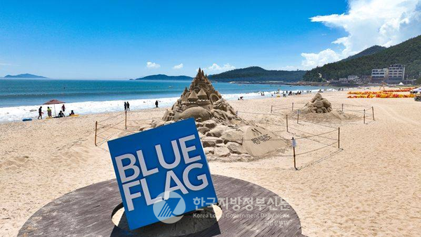 최근 완도군은 신지도 명사십리 해수욕장 8년 연속, 보길도 예송리 해수욕장 5년 연속, 청산도 신흥리 해수욕장 3년 연속으로 ‘블루 플래그(Blue Flag)’ 국제 인증을 획득, 청정 해변의 가치를 세계적으로 인정받으며 '글로벌 청정 해양치유의 허브'로 세계가 주목하고 있다. 신지 명사십리 해수욕장.(사진=조용원 기자/완도군청)