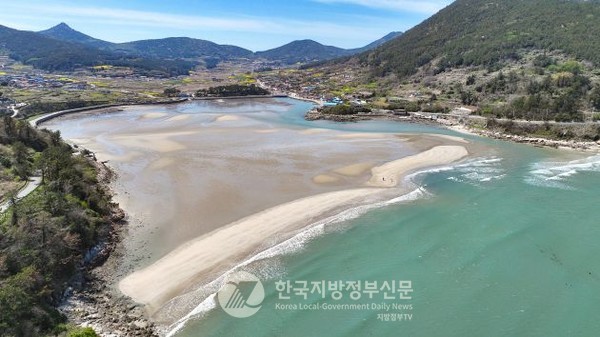 3년 연속 블루 플래그 인증을 획득한 청산도 신흥리 해수욕장 전경(사진=조용원 기자/완도군청)