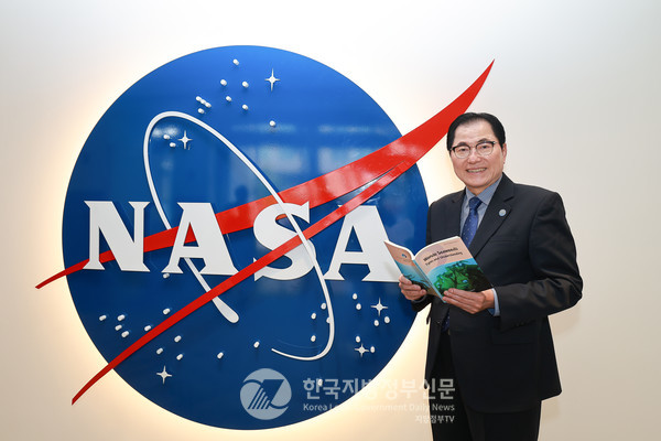 전국 기초지방정부 중 최초로 NASA의 초청을 받아 해조류 블루카본 인증 공동연구 업무협약을 한 완도군(군수 신우철. 사진)이 해조류 기반 탄소중립 모델을 국제적으로 선도하고 있다(사진=조용원 기자/완도군청)