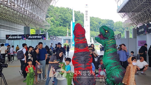 해남공룡박물관은 국내 최대 규모의 공룡 전문 박물관으로 400여 점의 공룡 관련 화석과 희귀 전시물을 보유하고 있다. 특히, 아시아 최초이자 국내에서 유일한 알로사우루스 진품 화석을 보유하고 있으며, 우항리는 세계 최초로 익룡, 공룡, 새 발자국이 동일 지층에서 발견된 지역으로 유명하다.(사진=조용원 기자/해남군청)