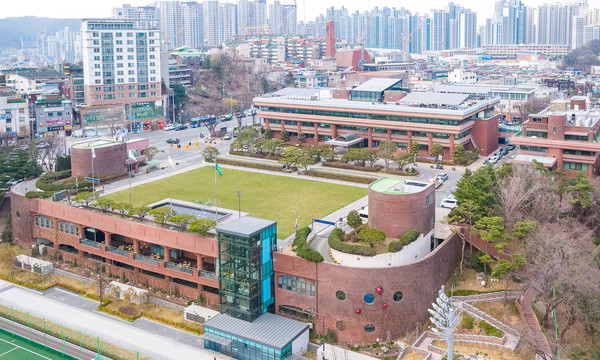 경기 광명시(시장 박승원)가 추진하는 ‘영양+안부 확인’ 하이브리드 지원 모델인 과일바구니 사업이, UN 지속가능발전목표(SDGs) 3·10(건강한 삶 보장·모두를 위한 포용적 기관 구축)에 부합하는 혁신적 사례로 평가받고 있다. (사진=김미숙 기자/광명시청)