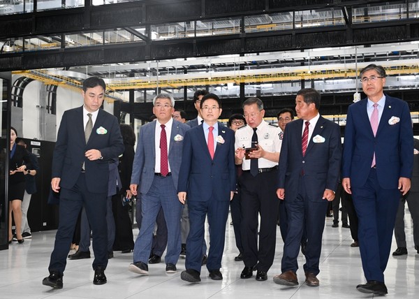 경북도(도지사 이철우)가 전국 지방정부 최초의 민·관 협력 데이터센터를 통해, 수도권에 집중된 IT 인프라를 지방으로 분산함으로써 지역균형발전을 가속하고 도내 인재와 기업이 모이는 클라우드 중심지로 자리매김하겠다는 청사진을 제시했다. (사진=김지수 기자/경북도청)