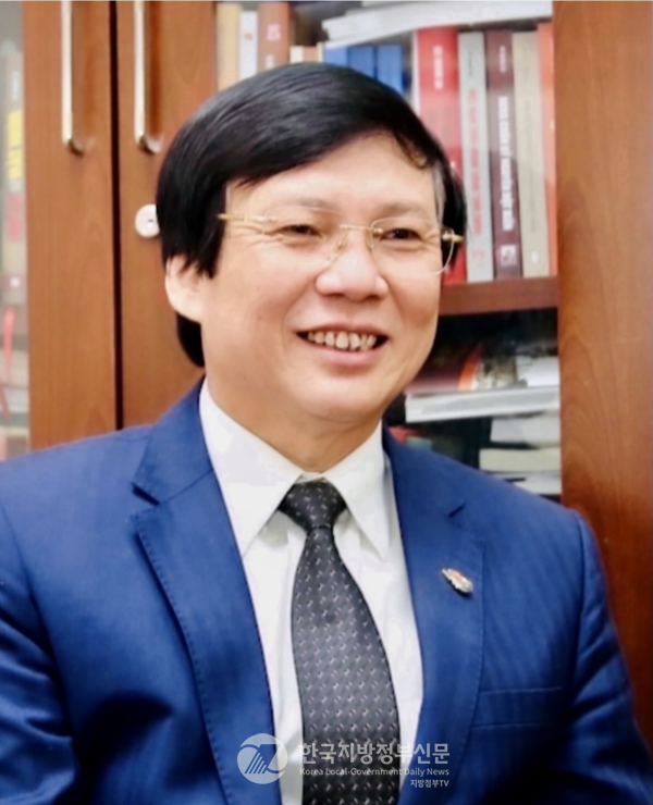 베트남 언론의 산증인이자 베트남 대기자 호꽝러이(Hồ Quang Lợi.)(사진)는 46년 언론인 생애를 통해 경험 많은 원로 저널리스트가 살았던 시대와 시대 사이의 대화를 담은 책 '진실, 정의와 정론(正論)'을 11번째 단독 저서로 출간했다(사진=정양기 기자/안경환 총장)