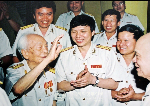 저자 호꽝러이(가운데)가 하노이신문의 편집장 재직시 기자대표단을 인솔하여 보응우옌잡 장군(앞줄 왼쪽)을 예방하고 있다(사진=정양기 기자/비엣타인)