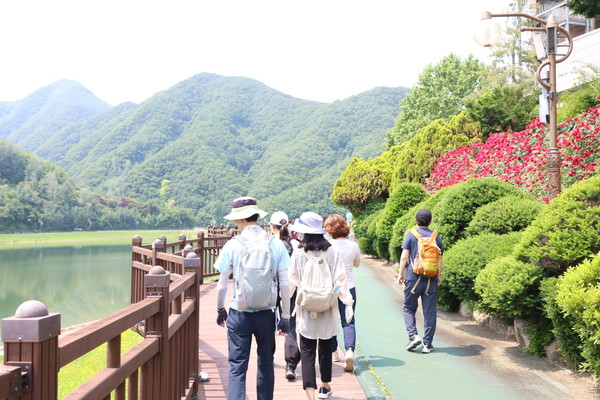 충북도(도지사 김영환)와 충북문화재단은 올해 상반기 지역 전담여행사와 함께 충북 최초의 구독여행 상품인 ‘월간 충북 레이크파크 둘레길’을 출시했다. (사진=김지수 기자/충북도청)