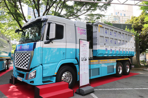 대한민국 정부가 2030년까지 상용차용 수소 차량을 30,000대까지 확대 보급하고 수소 충전 인프라를 확충하는 것을 주요 목표로 설정하고 있는 가운데, 부산광역시(시장 박형준)가 이러한 국가 로드맵과 발맞추어 부산시가 전국 최대 규모로 수소청소차를 도입해 지역 단위에서도 수소 모빌리티 보급 확대에 선제적으로 참여한다는 의미를 부여하고 있다. (사진=김지수 기자/부산시청)