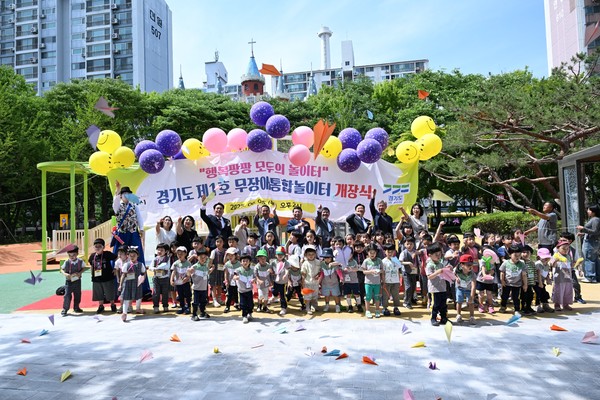 경기도(도지사 김동연)가 '무장애 통합놀이터' 사업을 통해 궁극적으로는 장애와 비장애가 구분되지 않는 진정한 ‘모두의 놀이터’를 만들겠다고 선언했다. (사진=김미숙 기자/경기도청)