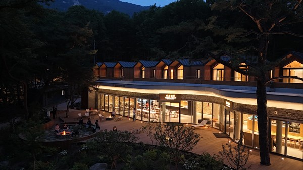 일반적으로 고깃불 피우는 바비큐장과 TV 설치가 기본이 된 숲속 오두막이 많은 여느 휴양림과 달리, 서울 최초의 자연휴양림 '수락 휴'가 전통적인 자연휴양림 숙소와는 확연히 다른 콘셉트를 지향하며 바비큐 대신 숲속 레스토랑를 배치해 계절별 제철 재료로 준비된 건강한 음식을 제공해 주목받고 있다. (사진=김미숙 기자/노원구청)