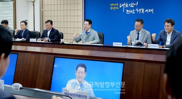 김영록 전라남도지사가 4일 오전 도청 서재필실에서 새정부 출범 관련 간부회의를 주재하고 ‘새정부 국정과제 대응 TF’를 즉시 구성해 '국정과제 채택과 내년도 국고 확보'에 전례 없는 속도로 대응할 것을 주문하고 나서자 "전국 시도지사 즉무평가 1위를 달리는 도지사라 역시 다르다"는 평가를 받고 있다.(사진=조용원 기자/전남도청)