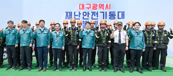 최근 기후변화에 따른 예측 불가 자연재난(산불·집중호우·태풍·대설)과 다중인파 사고 등 사회재난이 동시다발적으로 발생하면서, 초기 대응 역량의 사각지대를 해소할 전담 조직 필요성이 커진 가운데, 대구광역시가 6월 10일 산격청사에서 산림청·소방본부·구·군 재난부서 관계자 등 100여 명이 참석한 가운데 ‘재난안전기동대’ 발대식을 개최했다. (사진=김지수 기자/대구시청)