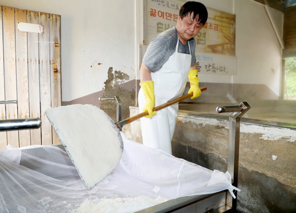 국내 최초로 복원된 우리나라 전통 소금 '태안 자염'이 과거의 기술을 현대 과학과 연결해 고급 식재료 시장을 개척했을 뿐 아니라, 갯벌 생태와 지역 문화 보전의 가치를 극대화한 모범 사례로 손꼽히고 있다. (사진=김지수 기자/태안군청)