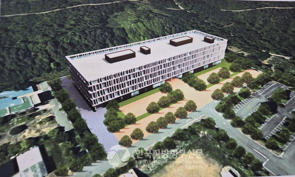 전남 역사를 기록·보존하는 ‘전라남도기록원’이 '전라남도기록원'이 전남 장흥군 안양면의 옛 전남도립대 장흥캠퍼스 부지에 건립이 확정되면서, 장흥군(군수 김성)은 도 공공기관 유치와 방치된 지역 시설의 재생사업이라는 두 마리 토끼를 잡는 성과를 거두게 됐다. 전라남도기록원 조감도.(사진=조용원 기자/전남도청)