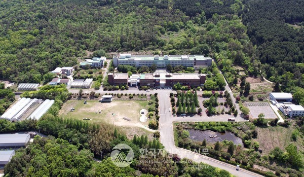 2005년 폐교된 전남도립대학교 장흥캠퍼스 부지는 지난 20년간 방치되며 시설 노후화와 경관 훼손 문제가 지속되어 왔으나 전라남도가록원 유치로 새로운 지역발전의 계기를 맞게 됐다.(사진=조용원 기자/장흥군청)