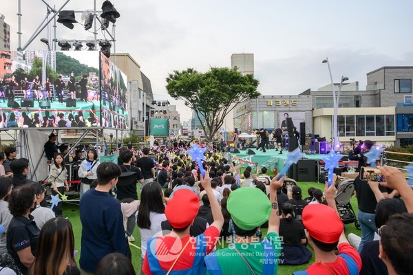 순천시(시장 노관규)가 최근 개최한 ‘원츠(WANTS) 순천’ 축제를 통해 단순한 행사를 넘어선 원도심 재생 혁신 모델을 성공적으로 실험함으로써 '순천형 문화도시 정책'의 새로운 가능성을 입증해 주목받고 있다. 엔딩로드쇼 댄스 공연을 즐기고 있는 관람객들.(사진=조용원 기자/순천시청)
