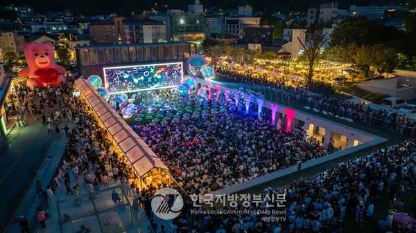 남문터광장을 중심으로 펼쳐진 영화 상영회와 야외극장 운영은 도심 속 쉼터이자 문화 향유 공간이라는 새로운 도시 역할을 보여줬다. 원츠 순천 프로그램 중 야간 메인행사인 원츠쇼 전경.(사진=조용원 기자/순천시청)