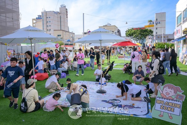 시민로에 잔디를 깔아 차 중심의 공간을 사람 중심으로 되돌리는 ‘도심 해방로드’ 콘셉트는 시민들에게 물리적 해방감과 감성적 만족을 동시에 제공하며 긍정적인 반향을 일으켰다.(사진=조용원 기자/순천시청)