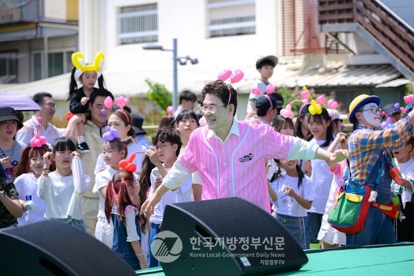 노관규 순천시장(사진 가운데)은 “도심에 콘텐츠를 입혀 새로운 먹거리, 살아 있는 도시로 만들 자신감을 얻었다"며 "도심침술 전략을 통해 생기있는 원도심으로 되살릴 것”이라고 말했다.(사진=조용원 기자/순청시청)