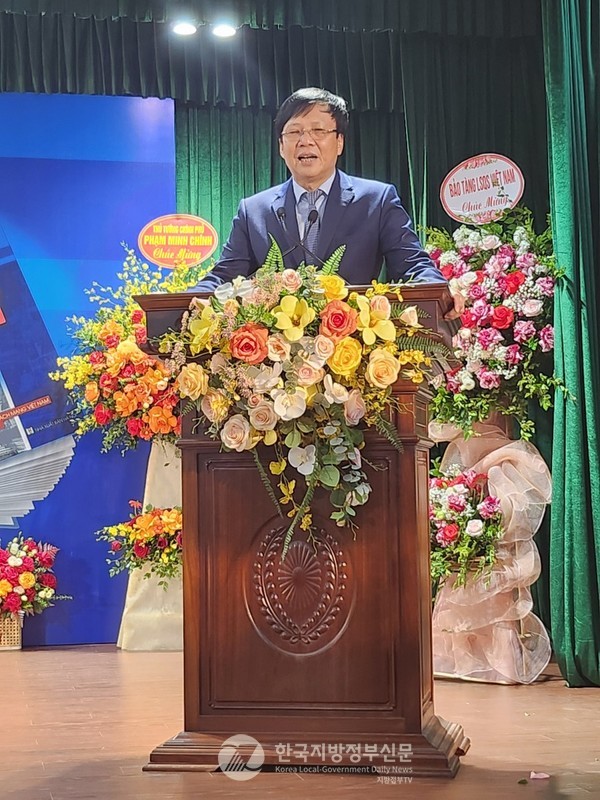 베트남 대기자 호꽝러이(사진)는 12일 베트남 언론혁명 100주년을 기념하여 출간한『진실, 정의와 정론(正論)』출판기념회를 개최했다. 46년 언론인 생애를 통해 저자가 살았던 '시대와 시대 사이의 대화'를 담고, 전쟁과 평화, 혁신과 통합, 소셜 미디어, AI 등 정보화 사회에서 발생하고 있는 시대적인 문제를 예리한 시각으로 조명하고 있다.(사진=정양기 기자/안경환 총장)