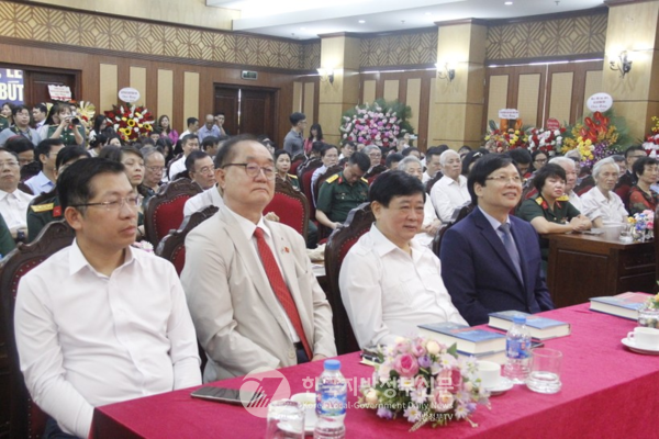 베트남 언론의 산증인 호꽝러이(Hồ Quang Lợi, 70) 대기자가 베트남 언론혁명 100주년을 기념하여 출판한 『진실, 정의와 정론(正論)』이란 제목의 11번째 저서 출판기념회가 12일 베트남 인민군도서관 6층에서 당, 정부, 군, 전‧현직 언론계 인사 등 200여 명이 참석한 가운데 성대하게 개최되었다. 오른쪽부터 호꽝러이 대기자, 응우옌테끼 전 VOV 회장, 안경환 하노이명예시민, 레딘푹 언론국장.(사진=정양기 기자/안경환 총장)