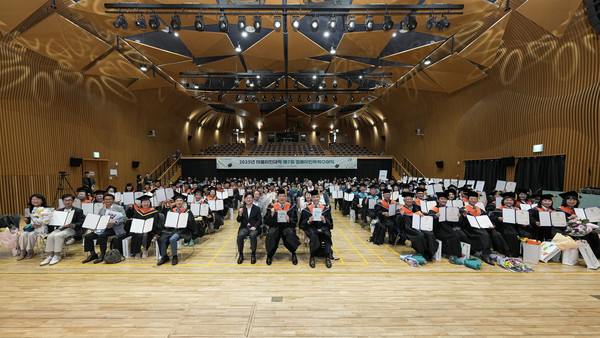 서울특별시(시장 오세훈)가 시민박사 배출을 통해 시민 스스로가 연구자로 성장해 도시의 난제에 해법을 제시하는 ‘시민 주도 도시 거버넌스’ 모델의 초석을 다지며, 국내외 다른 광역지방정부와 차별화된 평생학습 도시로 자리매김하는 계기가 될 것으로 평가된다. (사진=김미숙 기자/서울시청)