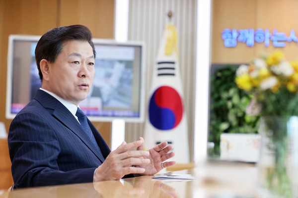 박승원 광명시장은 “거리에서 하루하루 일하는 어르신들의 안전과 생계를 지키는 일이야말로 지방정부의 책무”라며 “이번 지원이 어르신들에게 든든한 버팀목이 될 것”이라고 강조했다. (사진=김미숙 기자/광명시청)