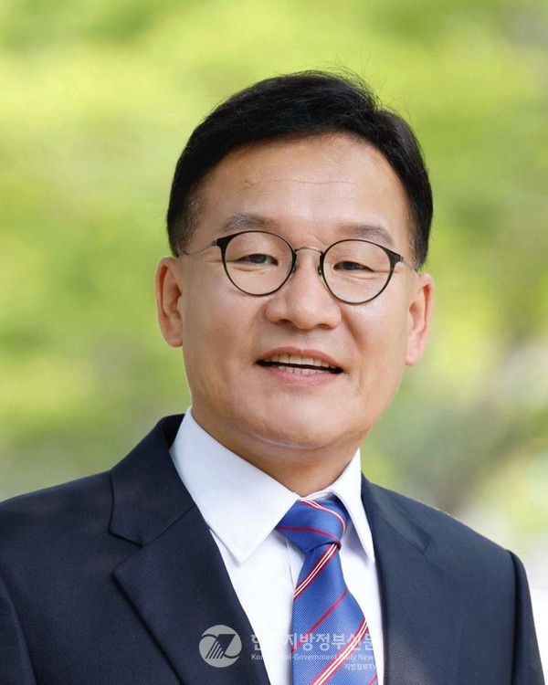 강위원 더불어민주당 전국혁신회의 상임고문이 제14대 전남도 경제부지사에 임명되어 17일 공식 취임했다. 지역의 대표적인 ‘친명’ 인사를 발탁한 이번 인사가 전남 도정의 실질적인 전환점이 될 수 있을지 주목된다.(사진=조용원 기자/전남도청)