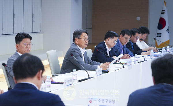 강기정 광주광역시장(왼쪽 두번째)은 16일 시청 중회의실에서 실·국장과 산하 공공기관장이 참석한 가운데 ‘대선공약 국정과제 TF회의’를 주재하고, 대선공약과 지역경제 회복을 동시에 꿰뚫는 ‘양날개 상황실’ 구상을 공식화했다.(사진=조용원 기자/광주시청)