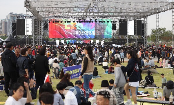 2024년 영산강 축제에는 역대 최대 36만 명 방문하고, 시민 70% 이상이 축제가 도시 이미지 향상에 긍정 평가, 국가정원 지정 시 발전 가능성에 81%가 “매우 기대” 등의 조사 결과는 나주가 더 이상 ‘지나가는 도시’가 아니라 머무르고 싶고, 다시 찾고 싶은 문화 관광 도시로 거듭나고 있다는 사실을 방증하고 있다.(사진=조용원 기자/나주시청)