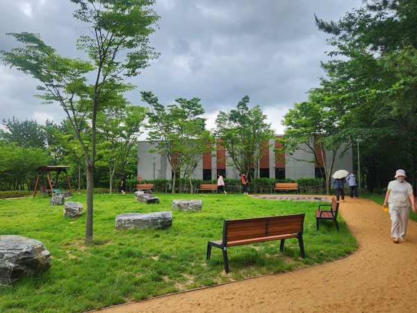 울산광역시 남구(구청장 서동욱)가 인구 고령화가 가속화되는 상황에서, 복지관을 단순 휴게·여가 공간이 아닌 어르신들의 ‘생활밀착형 힐링 거점’으로 탈바꿈시킴으로써, 실질적 삶의 질 향상을 꾀하고 있다. (사진=김지수 기자/남구청)