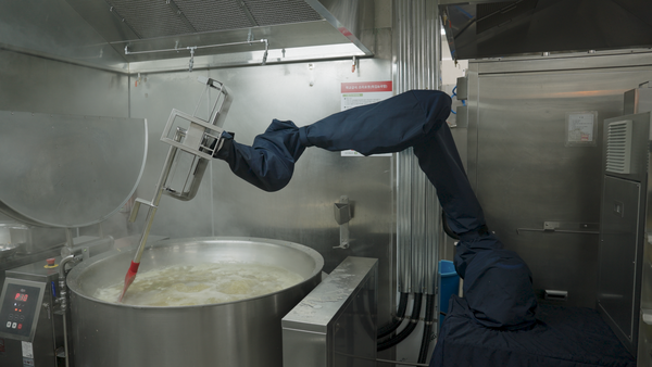 서울 강남구(구청장 조성명)가 고도화된 조리 로봇 기술을 학교 급식 현장에 곧바로 적용해 실용성을 입증하겠다는 계획을 통해, 빠르게 성장하는 로봇 산업과 공공 서비스가 결합할 수 있는 새로운 길을 제시한다. (사진=김미숙 기자/강남구청)