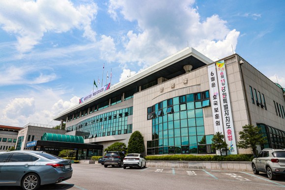 강원 영월군(군수 최명서)이 전국 최초의 스마트 농산물산지유통센터(APC) 구축을 통해, 농촌 고령화, 기후 변화, 글로벌 경쟁이라는 삼중고를 겪는 한국 농업 환경 속에서 자동화와 데이터 관리가 결합된 지속가능한 유통 혁신의 새 이정표를 제시했다. (사진=김미숙 기자/영월군청)