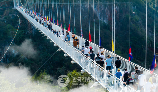 목쩌우가 자랑하는 명물로 총 길이가 623m로 세계 최장 유리다리로 기네스북에 등재되어 있는 바익롱(Bạch Long:白龍) 유리다리(Cầu kính Bạch Long)(사진=안경환)