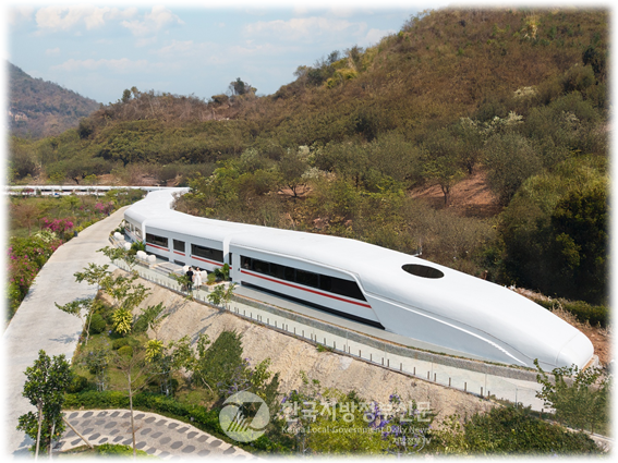 38개 객실의 기차 모양을 한 “The Bullet Hotel” 은 5성급 호텔과 견줄만한 빼어난 시설과 경관을 자랑한다.(사진=안경환)