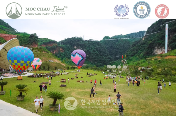 칸피우(Khăn Piêu) 광장에서는 크고 작은 국가행사와 민속악기인 켄(khèn) 소리 축제 등 소수민족 사람들의 무형문화유산 축제가 정기적으로 개최된다.(사진=안경환)