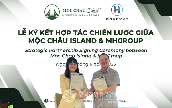  MOU체결식_ MH Group의 Minh Hang 회장 (왼쪽)과  목쩌우 아일랜드 Nguyen Tien Khanh 회장(오른쪽)이 관광객 유치를 위한 양해각서를 지난 6월 15일 체결했다.(사진=안경환)