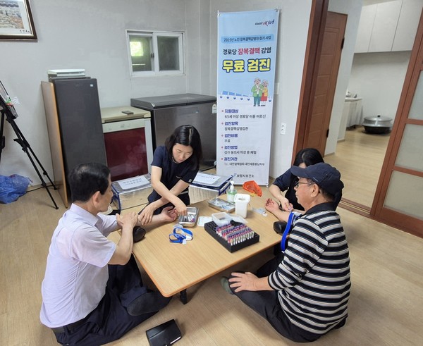 충남 보령시(시장 김동일)가 전국 지방정부 최초로 '노인 잠복결핵감염자 찾기' 이동검진 서비스를 시행해, 거동이 불편한 어르신도 편리하게 검사받게 함으로써 의료 사각지대를 해소하고 결핵 전파의 잠복 고리를 차단하는 데 방점을 찍었다. (사진=김지수 기자/보령시청)