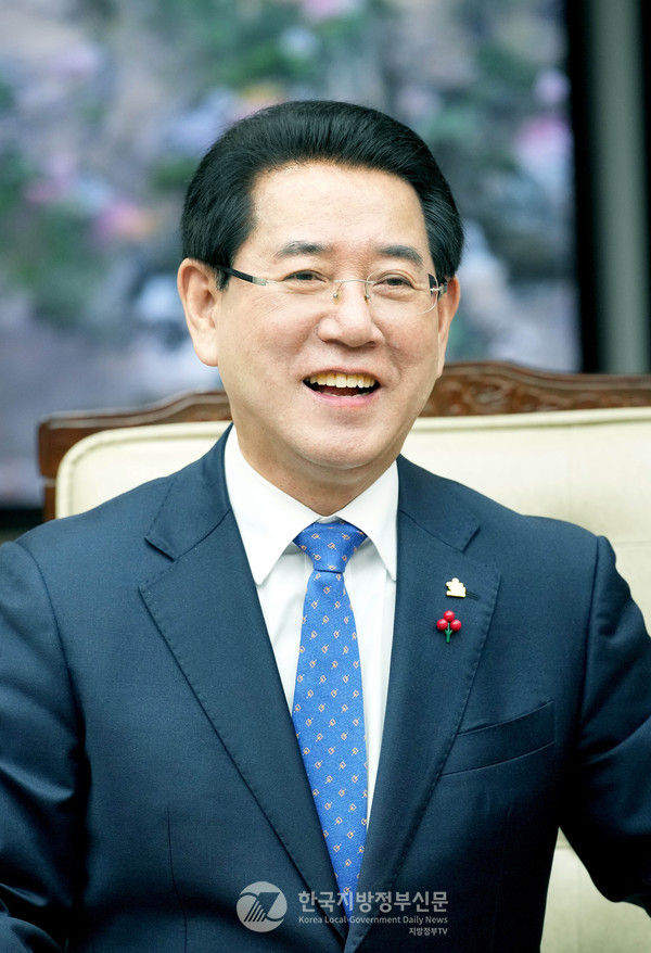 김영록 전남도지사는 “이번 지역사랑상품권 발행은 단순한 소비 진작 수단을 넘어 도민의 생활 안정과 지역경제 회복을 위한 든든한 마중물이자 강력한 정책 의지의 표현”이라며, “앞으로도 정부의 전국민 지역화폐 민생회복지원금 등 2회 추경에 선제적으로 대응하고 전남 경제의 체질을 바꾸는 전환점이 되도록 총력을 다하겠다”고 밝혔다.(사진=조용원 기자/전남도청)